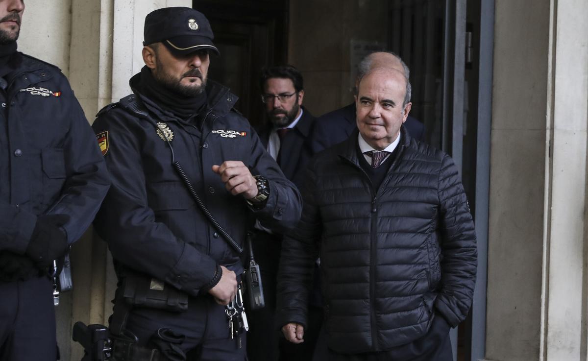 El exconsejero de la Presidencia y exvicepresidente de laJunta de Andalucía, Gaspar Zarrías, a la salida del juicio del caso ERE en la Audiciencia Provincial a 19 de noviembre del 201919 noviembre 2019María José López / Europa Press19/11/2019