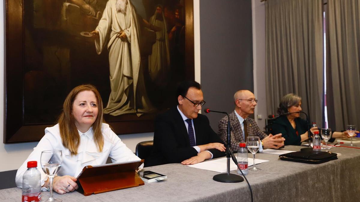 La editora Remedios Sánchez; José Carlos Gómez Villamandos, Consejero de Universidad; Manuel Gaete y María Rosal durante la presentación