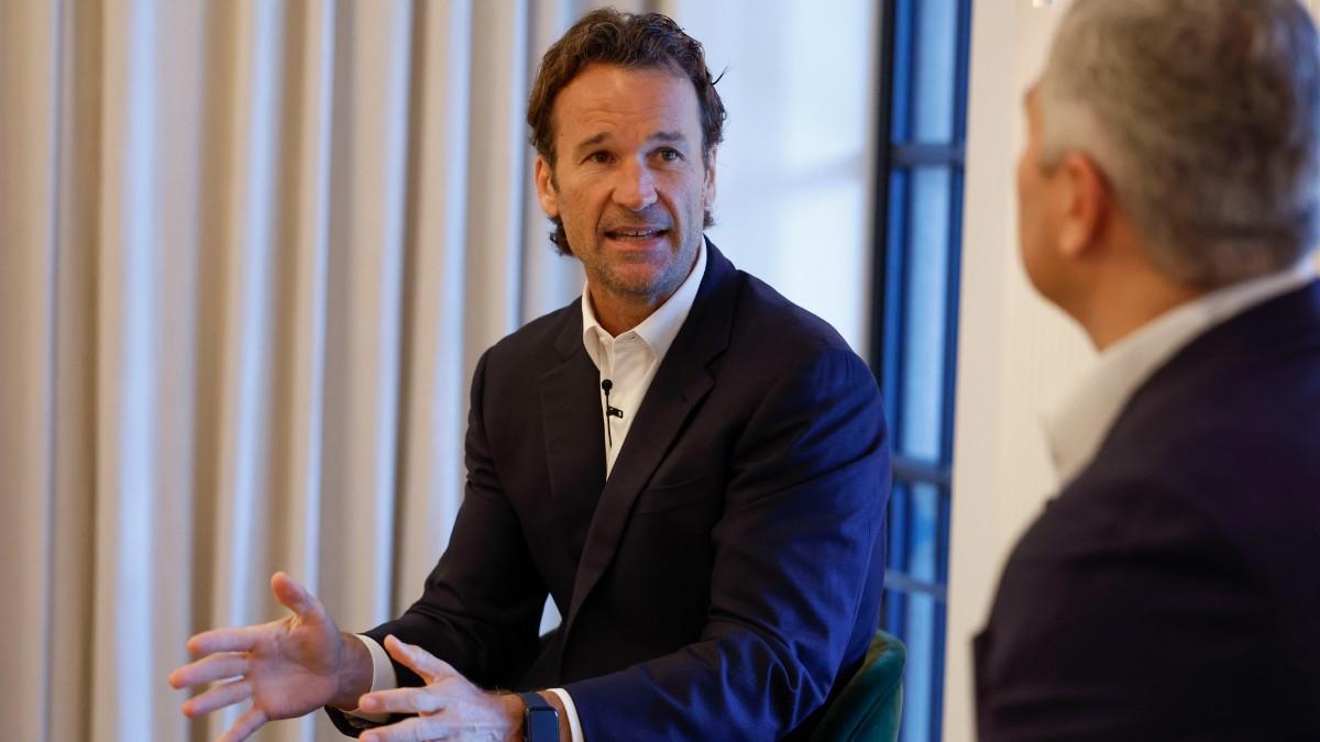 El exjugador Carlos Moyá, durante un coloquio con el extenista e inversor Pedro Escudero este lunes en un hotel de la capital, donde, en declaraciones a los medios de comunicación tras participar en el acto, afirmó que es &quot;viable a corto plazo&quot; que Carlos Alcaraz pueda seguir ganando 'grand slams' con su filosofía de rendir al máximo en la pista y “disfrutar de la vida” al mismo tiempo, pero precisó que a largo plazo, es &quot;muy difícil&quot; que con ese planteamiento pueda convertirse en el mejor tenista de la historia