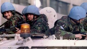 SAR02:SARAJEVO,06NOV94- U.N. soldiers of the British Armys Royal Artillery detachment in the besieged Bosnian capital, who man artillery locating radar systems, ride on the rear of an armoured vehicle November 6. U.N. military commanders asked Nato warplanes to fly over Sarajevo late on Saturday to silence artillery duels near the U.N. held airport between Bosnian Army and Bosnian Serb forces. clh/Chris Helgren REUTER