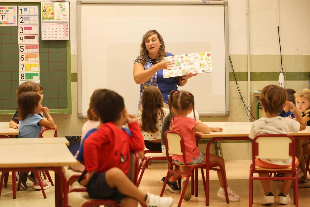 Una maestra dando clase en el primer día del actual curso 2023-2024 en el CEIP La Constitución de Quart de Poblet.