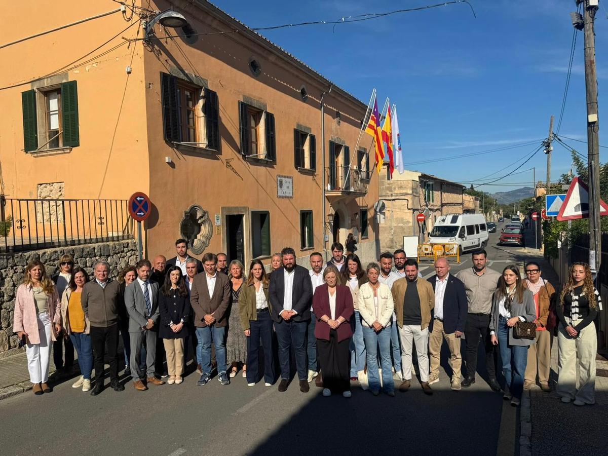 Reunión en Marratxí de los alcaldes y alcaldesas del PP para expresar su rechazo al proceso de regularización.