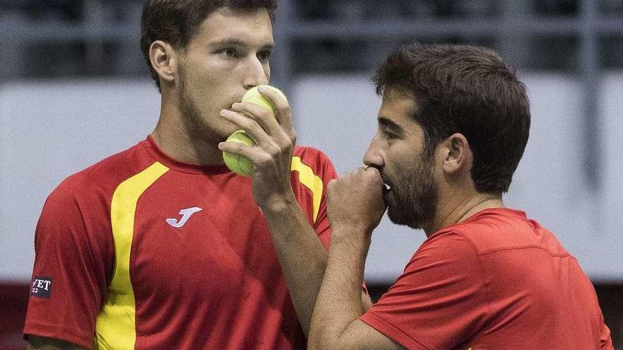 Pablo Carreño y Marc López hablan durante el partido de ayer de dobles. // Efe