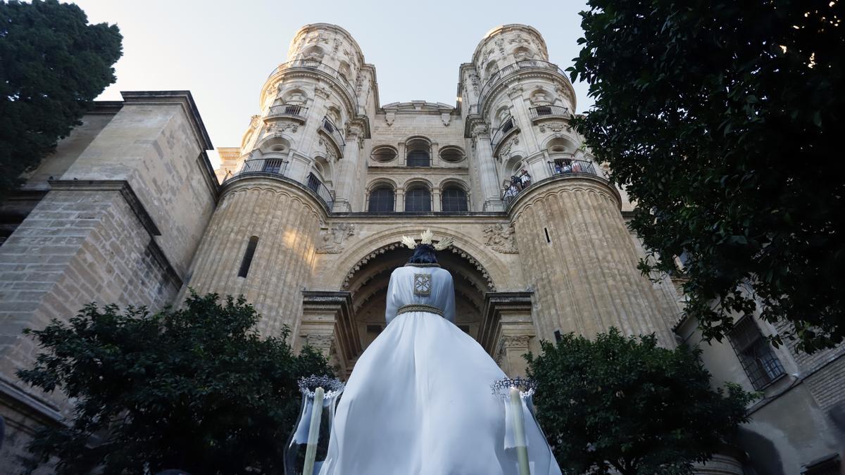 Madrugada de traslados para la veneración 'El Verbo Encarnado' en la Catedral