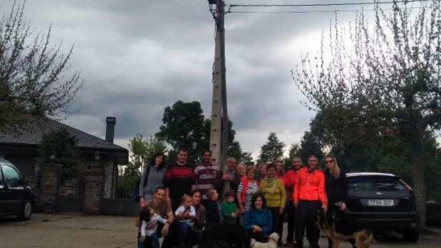 Turistas junto al mayo de Robledo.