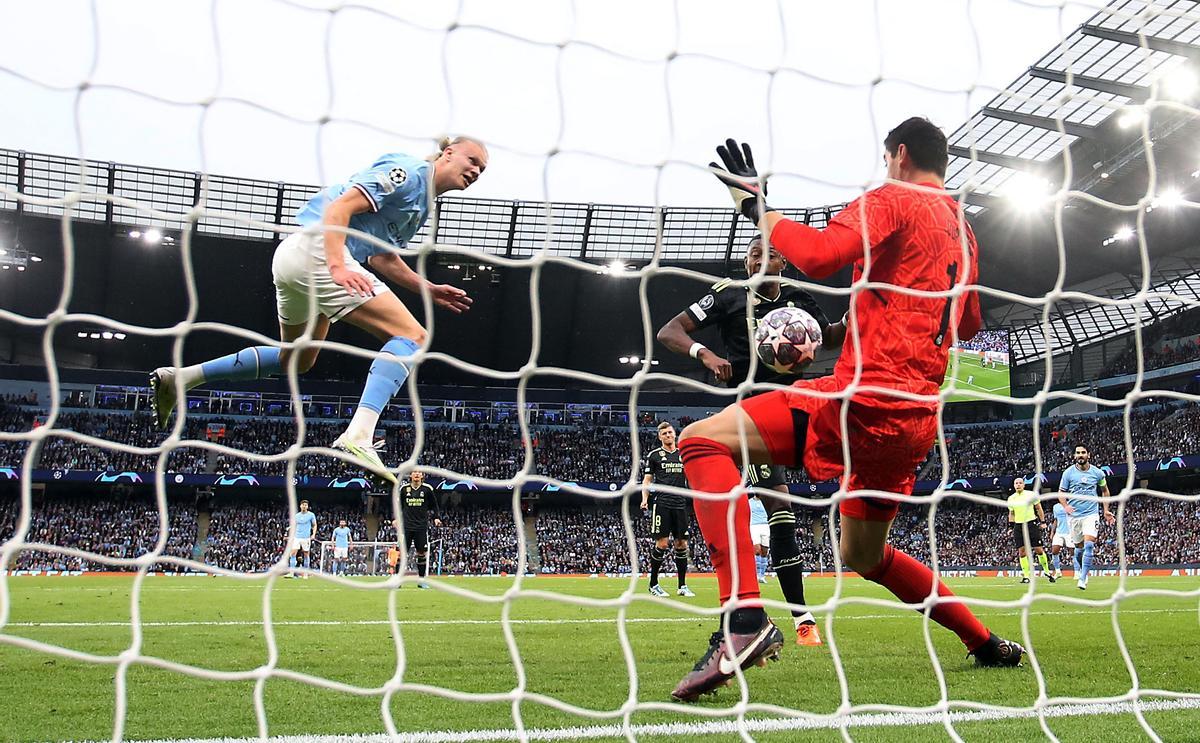 Courtois despeja con el cuerpo el cabezazo de Haaland en la primera mitad del City-Madrid de la Champions.