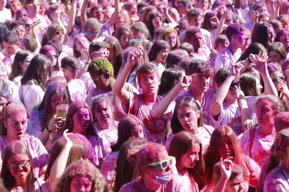 Música electrónica, deporte y diversión se fusionan en una prueba que tiñe a sus miles de participantes de todas las tonalidades.