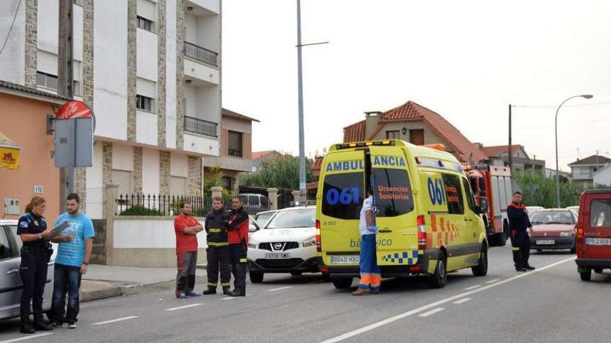 Una ambulancia del 061 prestando asistencia en un accidente en Sanxenxo. // Gustavo Santos
