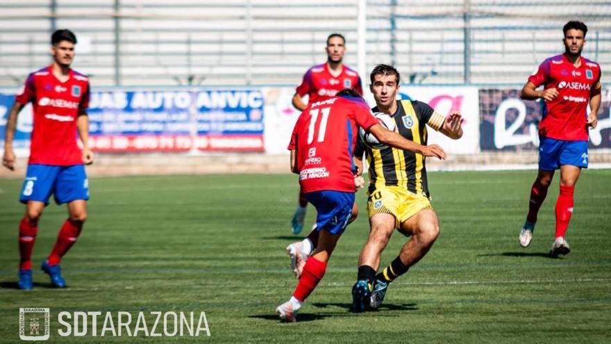 Llabrés pelea una pelota en el centro del campo en Tarazona