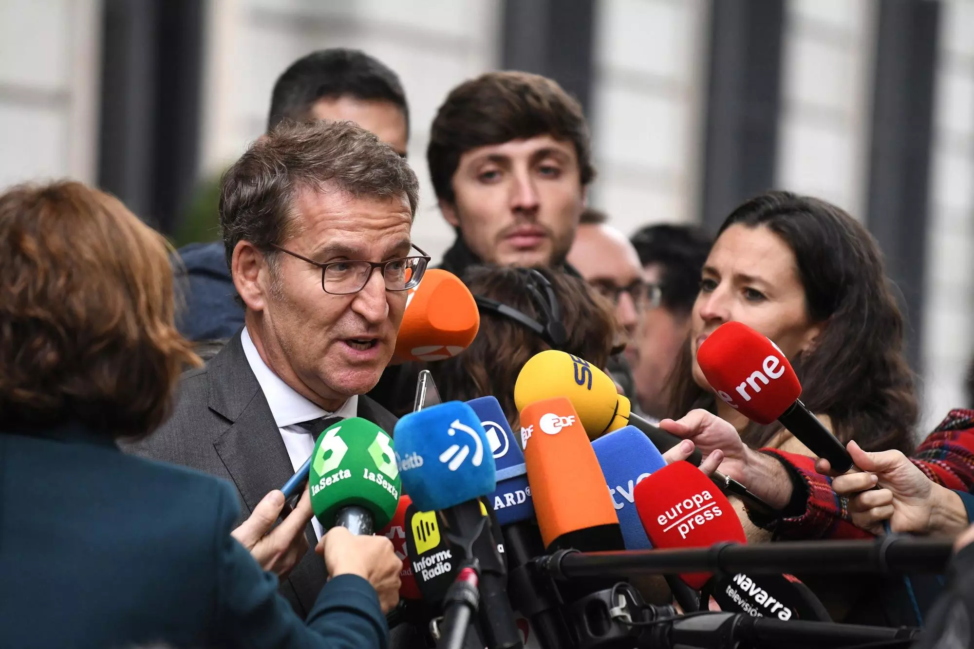 Feijóo dice que "las alarmas y las alertas de la democracia están encendidas"