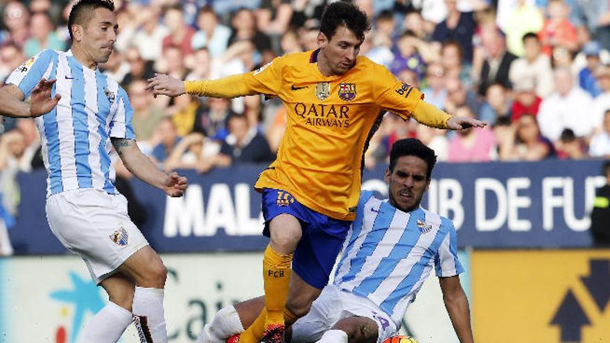 Messi lucha por el balón ante el delantero brasileño Charles (i) y el centrocampista Recio.