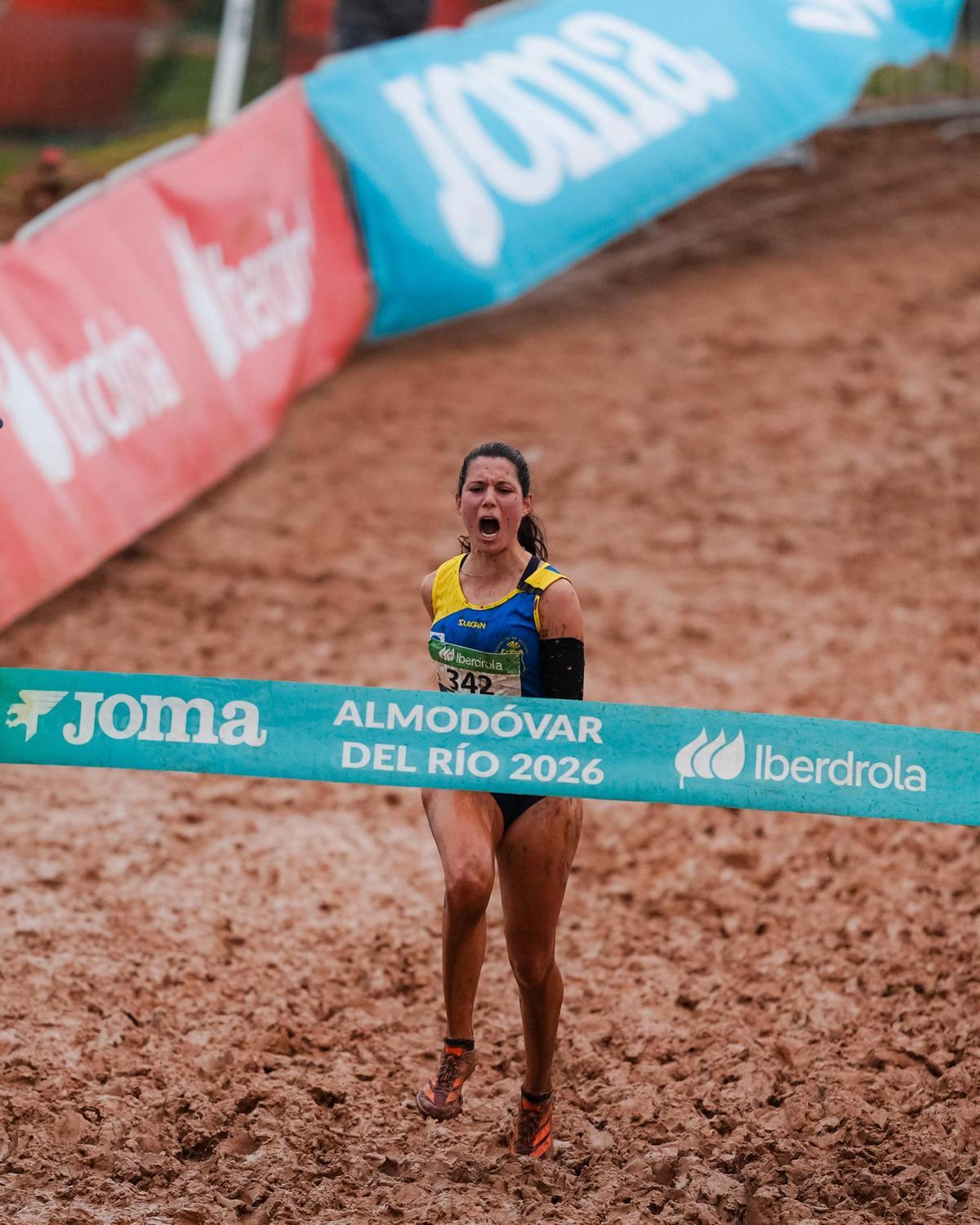 Isa Barreiro celebra su victoria en el campeonato de España de cross