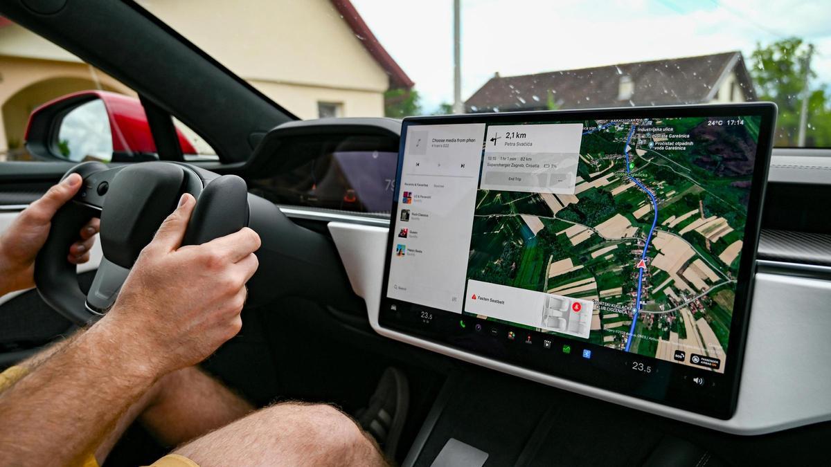 Un coche elléctrico gestionado a través de una pantalla táctil.
