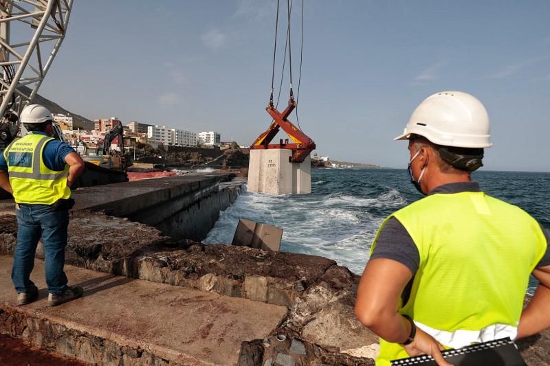 Coloca los bloques en el dique de Bajamar