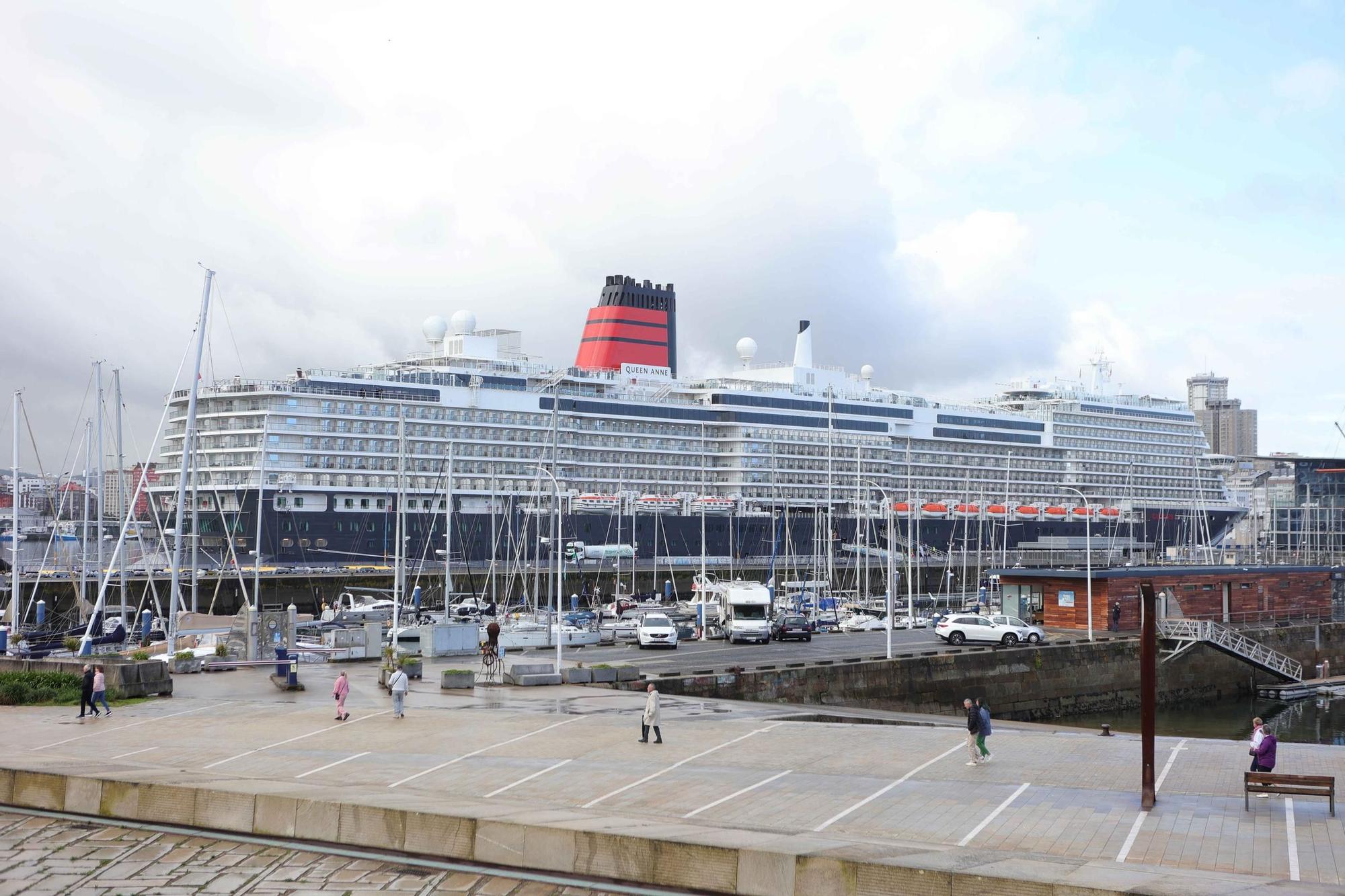 El 'Queen Anne' recala en A Coruña como primer puerto en su travesía inaugural