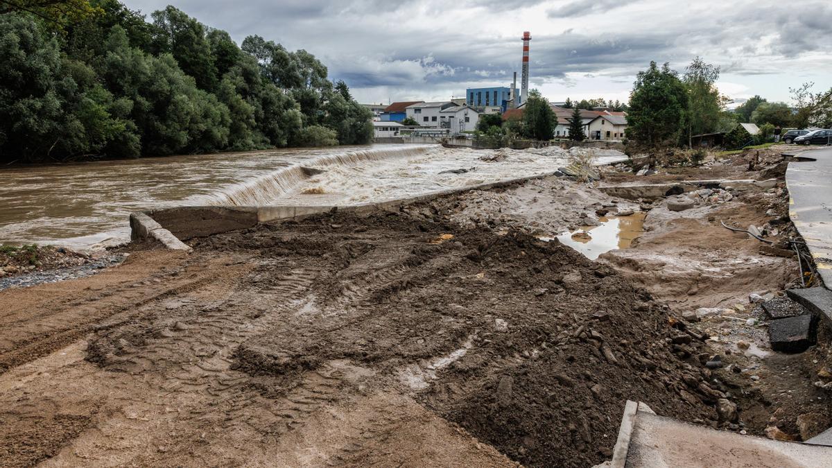 Una carretera destruida por las inundaciones en Kranj, Eslovenia.
