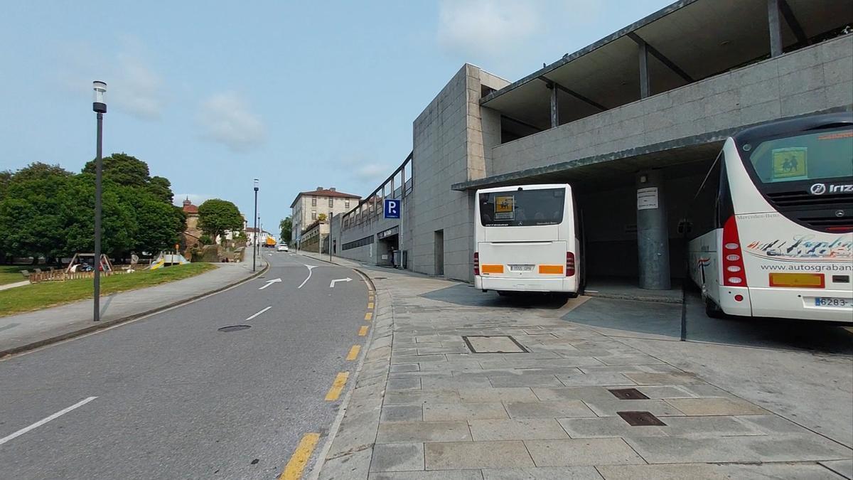 La dársena de autobuses del colegio La Salle