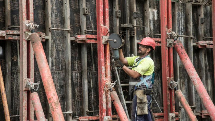 Un operario trabaja en unas obras en Puerto de la Cruz.