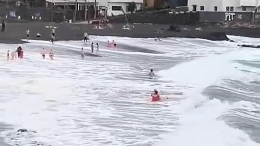 Se mete al mar con bandera roja en Playa Jardín y acaba rescatado
