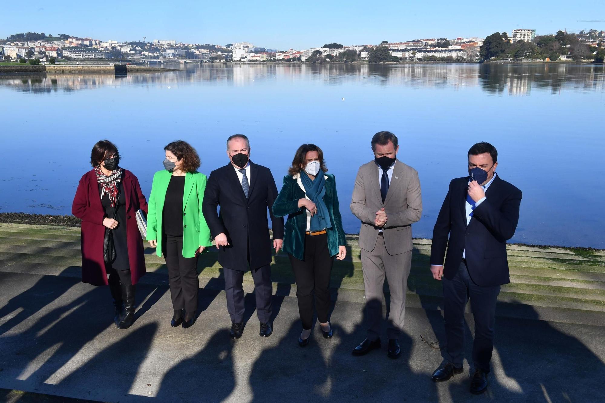 Visita oficial de autoridades con motivo de las obras de dragado de la ría de O Burgo.