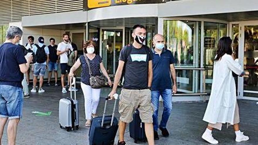 Una familia llega al aeropuerto de Ibiza para pasar unos días de desconexión y tranquilidad en mitad de la crisis sanitaria.