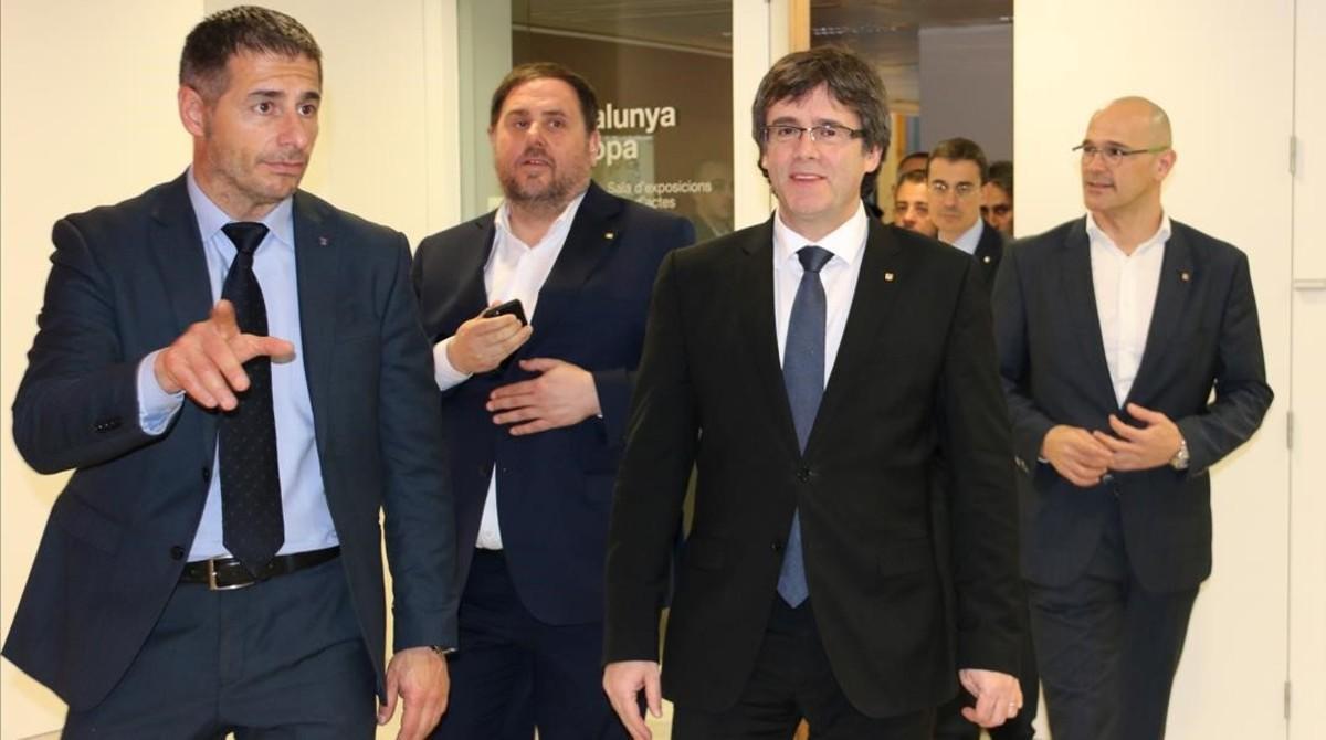 El ’president’ Carles Puigdemont, el vicepresidente Oriol Junqueras y el ’conseller’ Raül Romeva, en la delegación de la Generalitat en Bruselas.