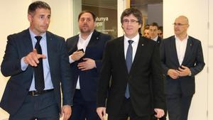 El ’president’ Carles Puigdemont, el vicepresidente Oriol Junqueras y el ’conseller’ Raül Romeva, en la delegación de la Generalitat en Bruselas.