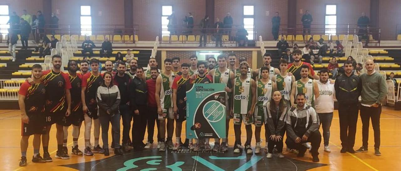 Componentes del Peñarroya y el Coto Córdoba, junto a los árbitros, a la conclusión de la semifinal de la Copa Diputación de baloncesto.