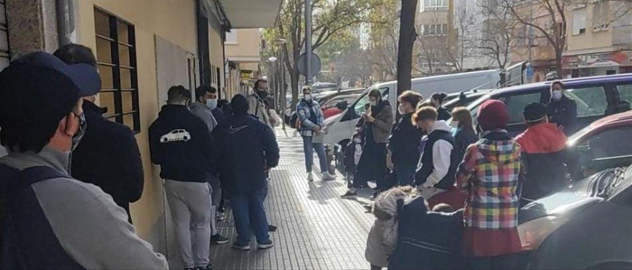 Colas frente al centro de salud de Pere Garau