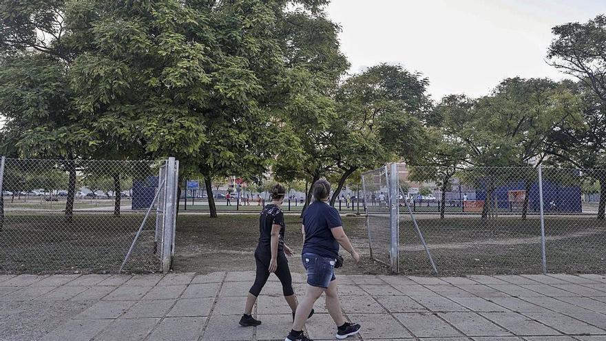 Rescatan a una mujer con un brazo atrapado en un banco del parque wifi de Palma