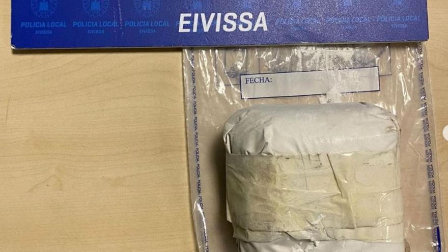 Tira en Ibiza un paquete con 1,5 kilos de coca a un contenedor al tratar de huir de la policía