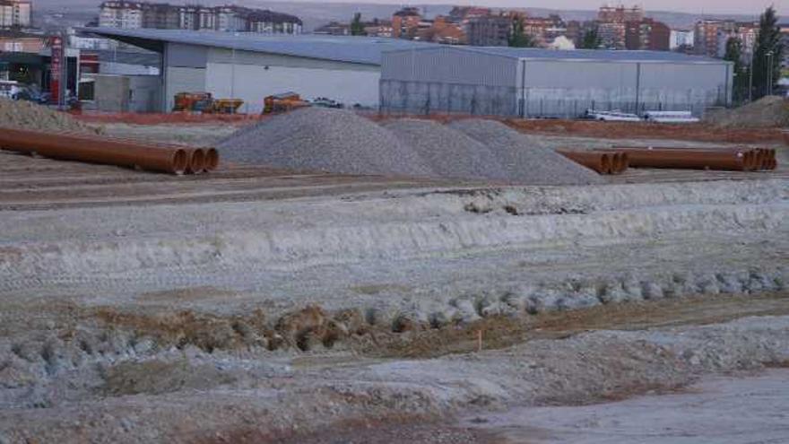 Terrenos en los que se realiza la ampliación del polígono de La Hiniesta, cuyas obras ya se encuentran visiblemente avanzadas