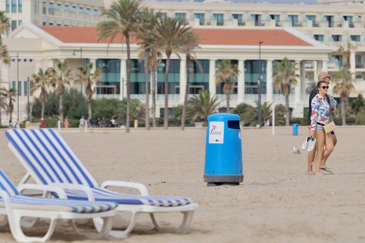 Gran ambiente en las playas de València, pese a las nubes