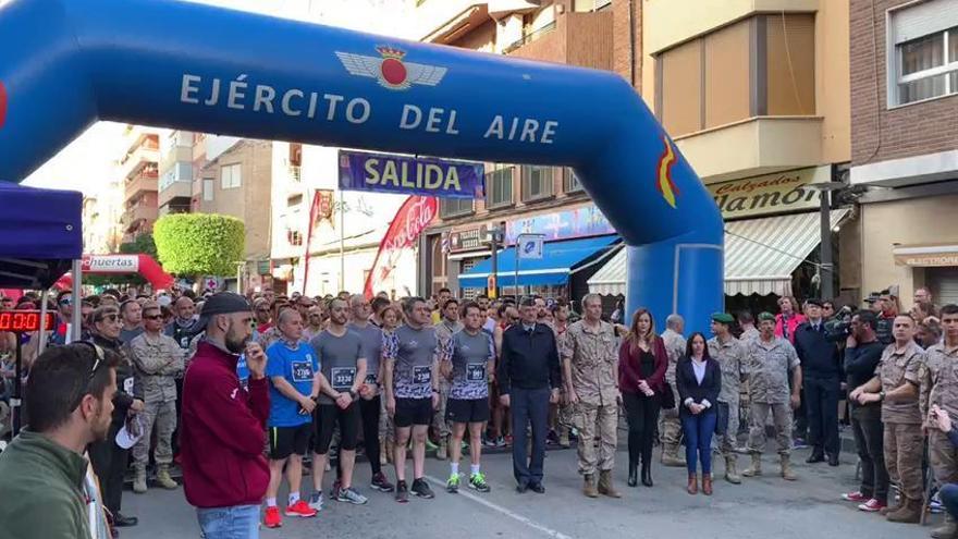 Minuto de silencio en honor al piloto de la AGA fallecido antes de la Carrera Popular Base Aérea de Alcantarilla