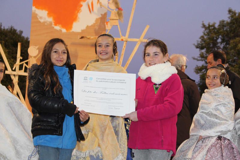 Entrega de los certificados de la Unesco a las Fallas infantiles