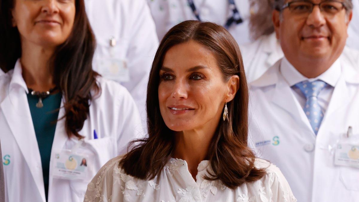 La reina Letizia, un día antes de su 50 cumpleaños, con nuevo corte de pelo y look 'total white'