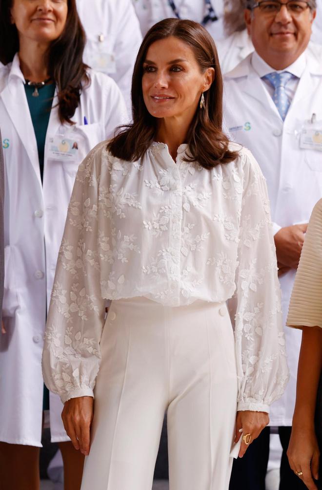 La reina Letizia, un día antes de su 50 cumpleaños, con nuevo corte de pelo y look 'total white'