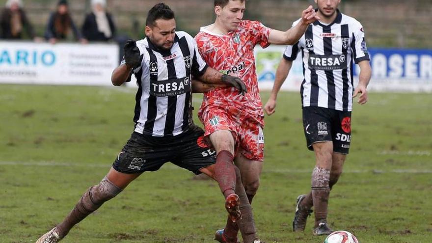 Los jugadores del Lealtad Pedro Beda, a la izquierda, y Adrián Llano presionan a un rival del Guijuelo.