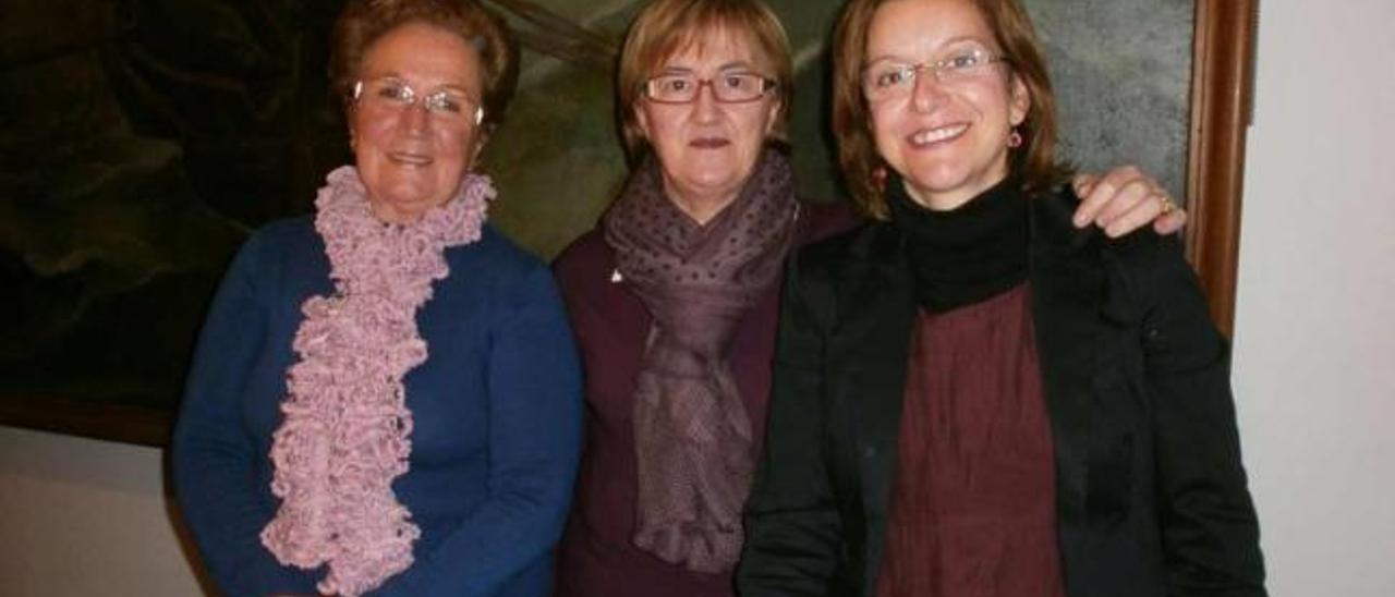 Por la izquierda, Carmen Balmori, Teresa Muñoz y Cristina Trigueros, ayer, en la Casa de Cultura de Llanes.