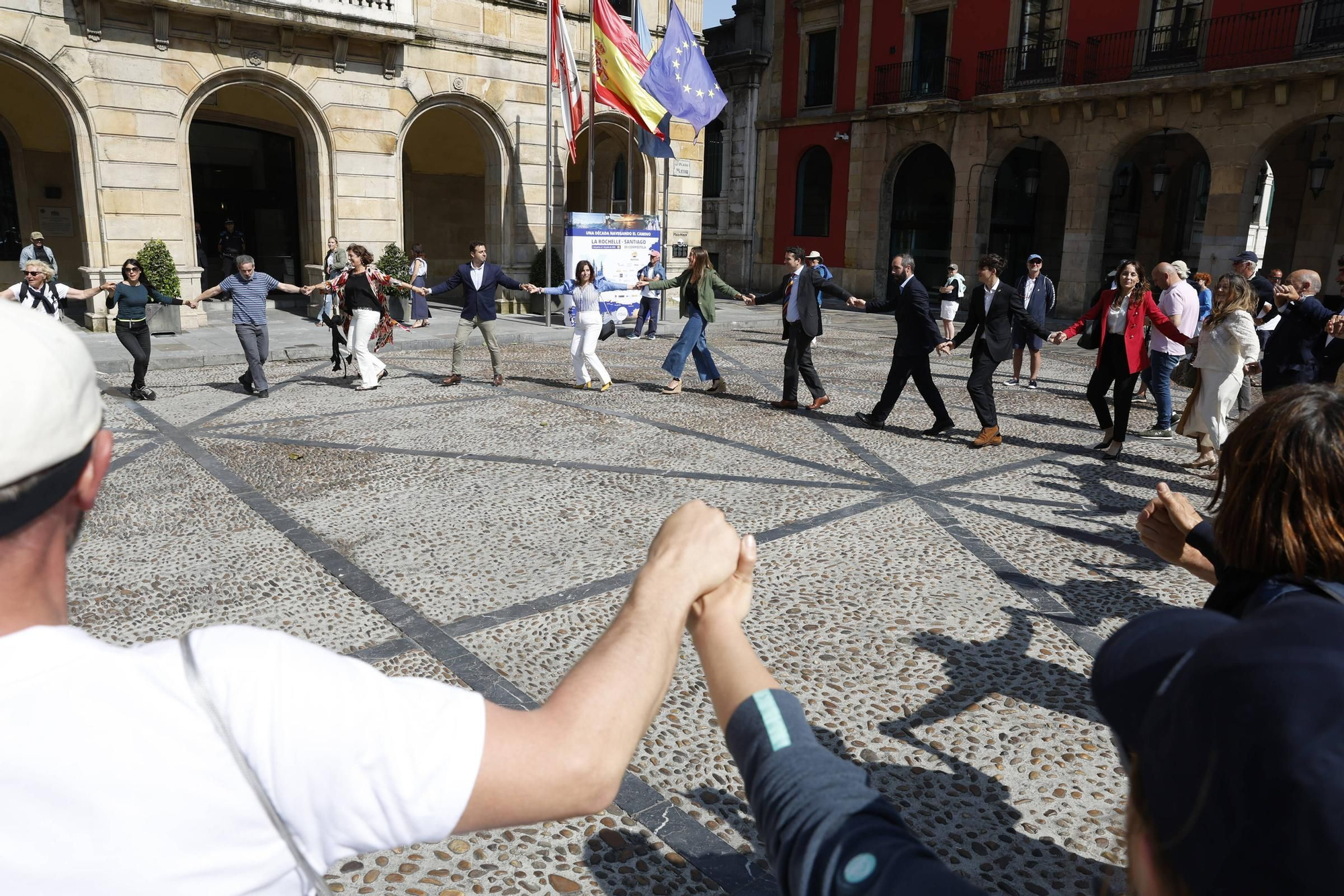 Gijón fija la colaboración entre los municipios del Camino de Santiago por mar en el norte de España (en imágenes)
