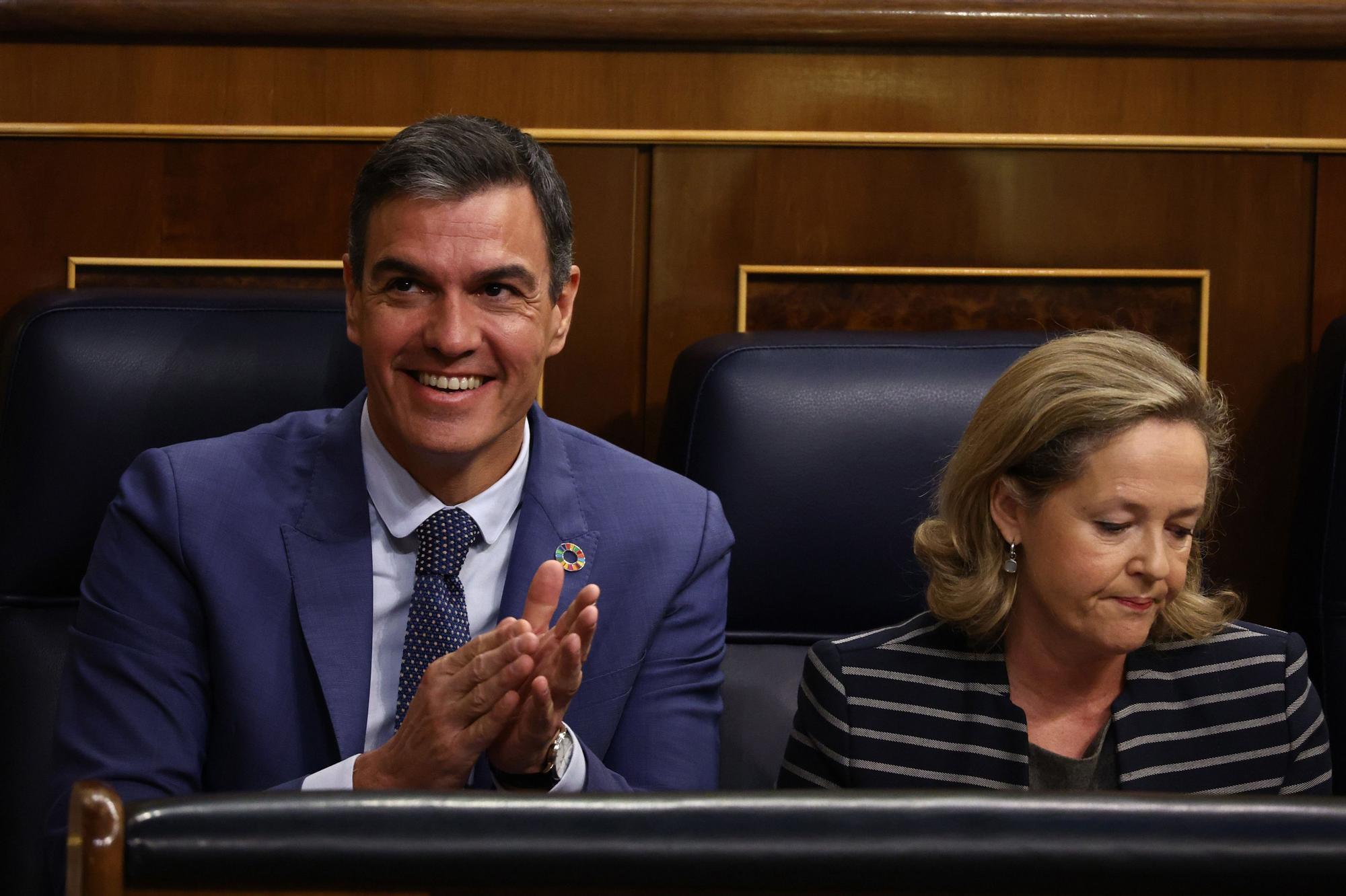 El presidente del Gobierno, Pedro Sánchez y la vicepresidenta primera y ministra de Asuntos Económicos y Transformación Digital, Nadia Calviño, durante una sesión plenaria en el Congreso de los Diputados, a 2 de noviembre de 2022, en Madrid (España).