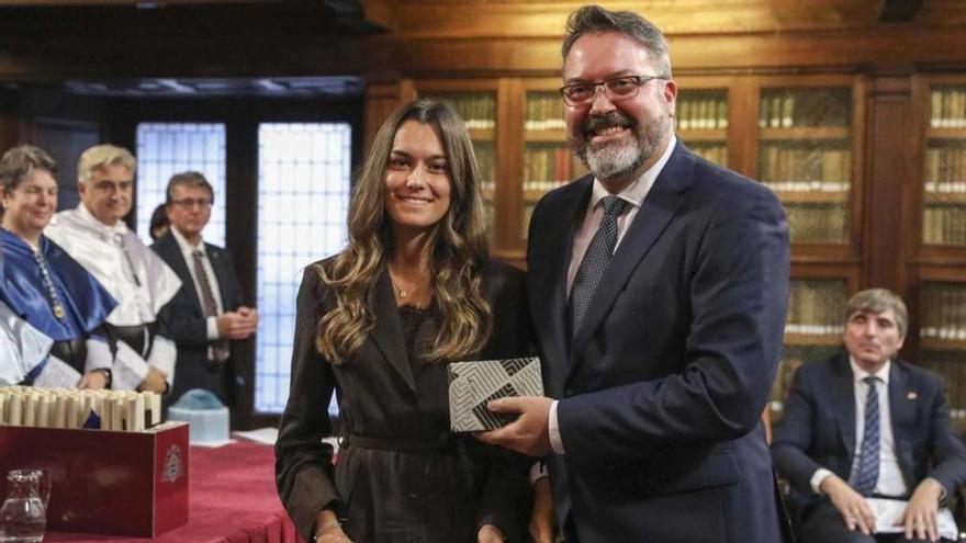 Yara Zapico recibe su galardón de manos de José Manuel González. | Pablo Solares