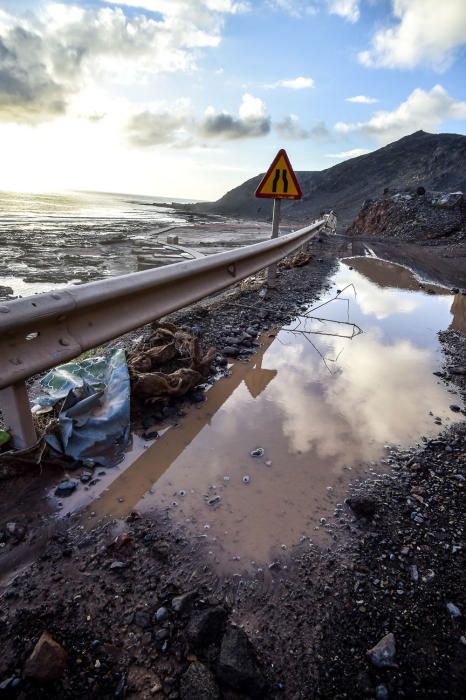 Desprendimientos en El Confital por las lluvias