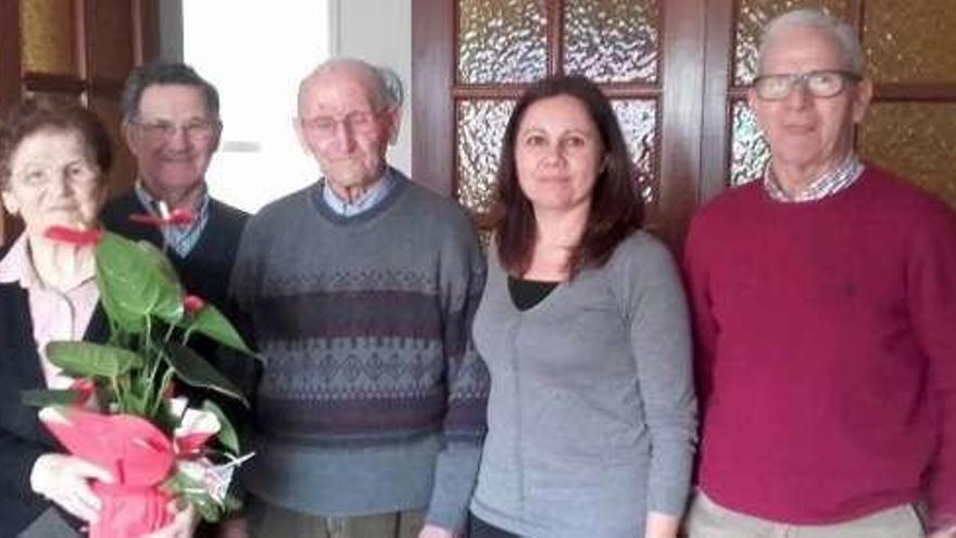 El homenajeado, ayer, con familiares y la edil de Benestar Social.