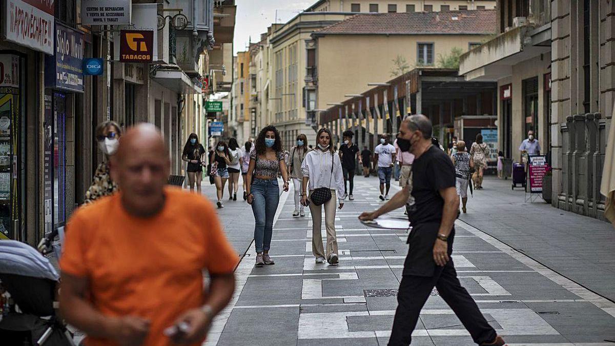 Paseantes por Santa Clara.