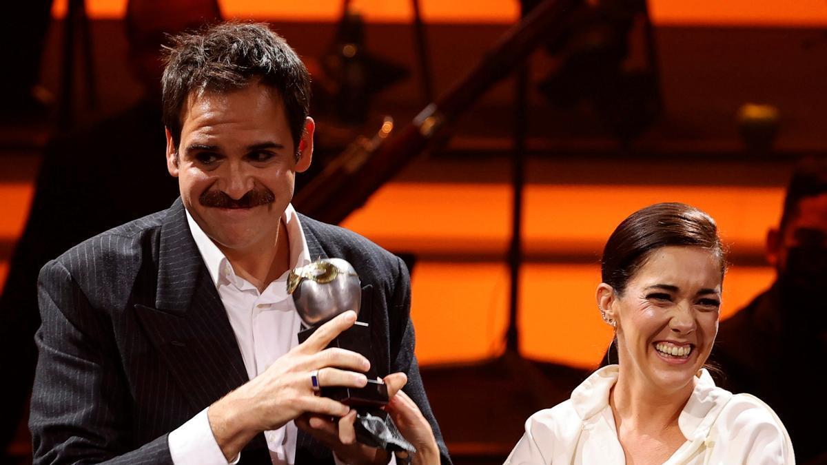 Jorge Usón y_Carmen Barrantes recogiendo el premio Max a Mejor labor de producción.