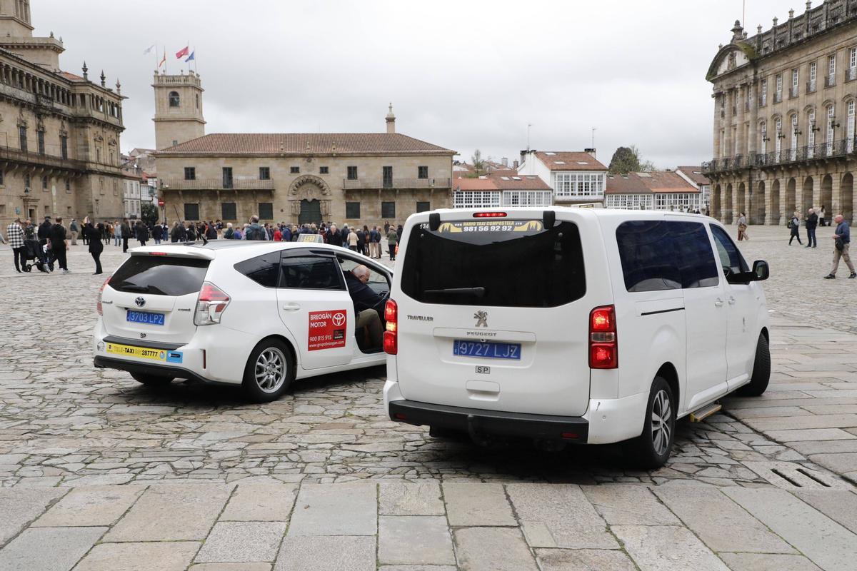 Taxis recogiendo clientes alojados en el Hostal dos Reis Católicos