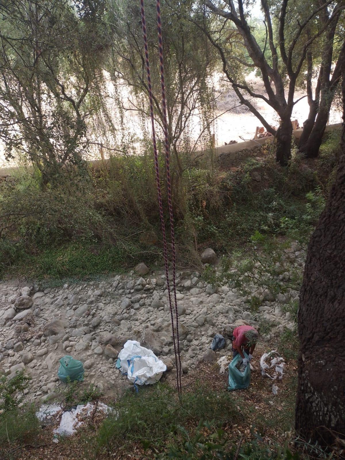 Las imágenes de la jornada de limpieza en el torrente de Almadrà