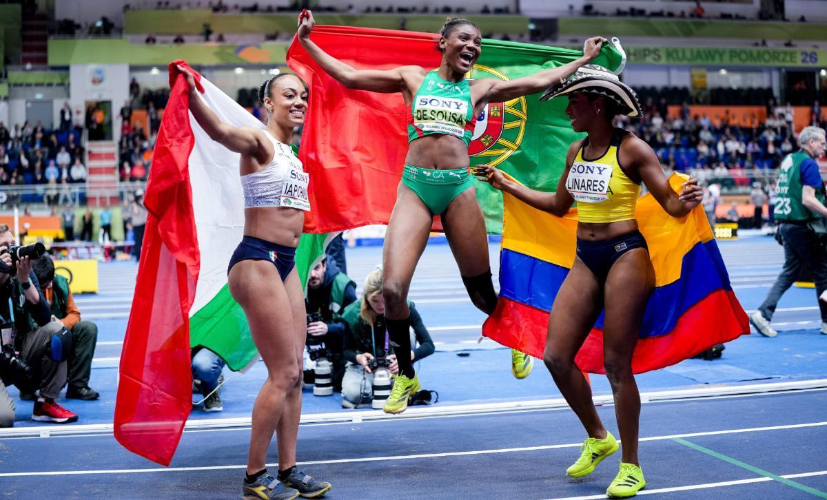 Las tres medallistas de la longitud lo celebraron juntas