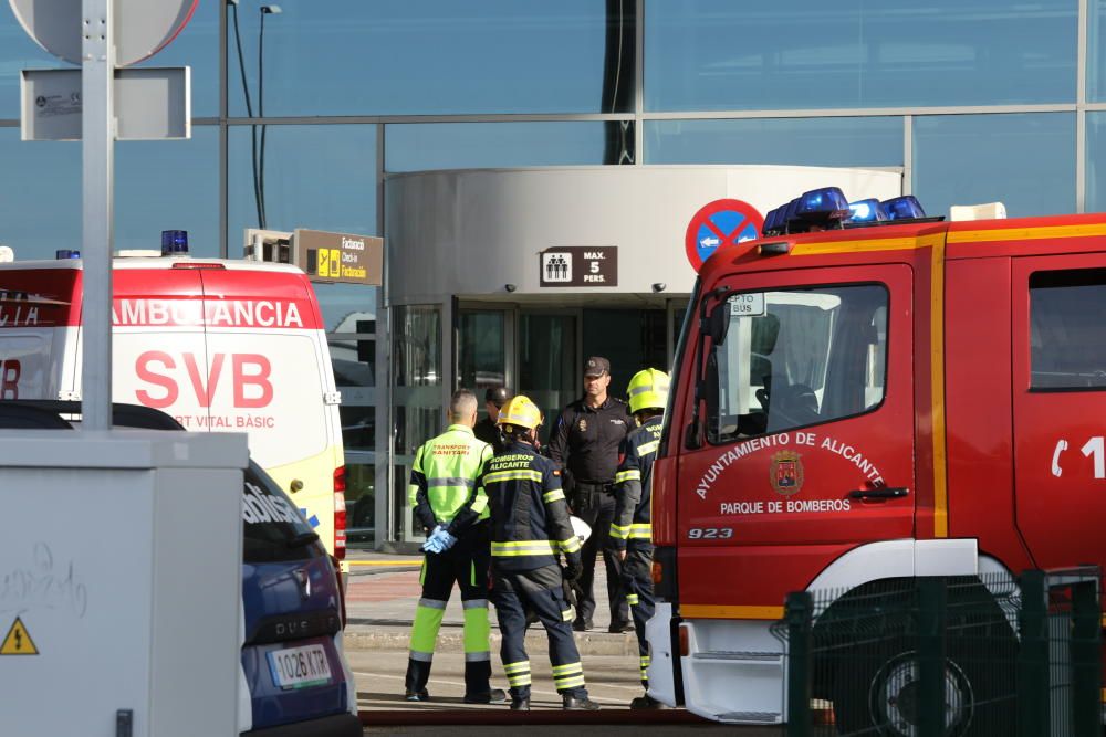 Los bomberos trabajando en la terminal